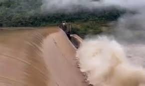 Barragem rompe na Serra Gaúcha e nível da enchente pode subir até 4 metros rapidamente
