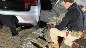 Dupla é presa com drogas em meio a cobertores para doação na B-116, no RS