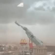 Vídeo – Estátua da Havan desaba durante temporal no Rio Grande do Sul