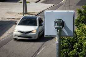 Fim da farra: equipamento multa motoristas antes mesmo de chegar ao radar