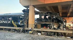 Acidente com ônibus de turismo deixa dez mortos e mais de 40 feridos