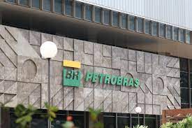 Presidente da Petrobras afirma que estatal não segura o preço dos combustíveis