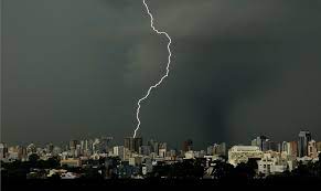 Homem morre vítima de descarga elétrica após queda de raio