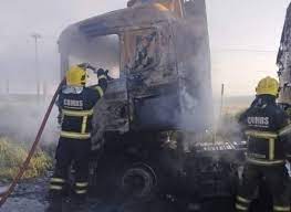 Carreta é consumida por incêndio na ERS 324, entre Passo Fundo e Pontão