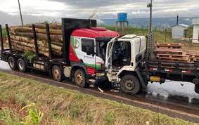 Caminhão de Três Passos se envolve em acidente na ERS-163, em Vista Gaúcha