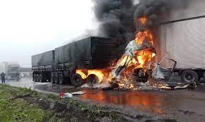 Dezenas de veículos se envolvem em acidente na BR-277 e ao menos sete pessoas morreram, diz PRF