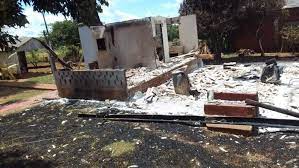 Casa é completamente consumida pelo fogo em Bela Vista, Miraguaí