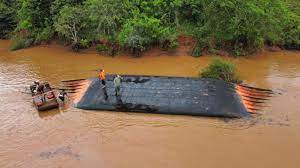 Balsa vira e caminhão afunda, entre SC e RS, durante travessia no rio Uruguai