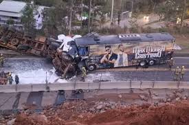 Grave colisão entre carreta e ônibus deixa dois mortos e quatro feridos na ERS-122, no RS