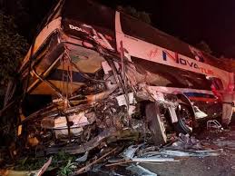 Colisão entre duas carretas é registrada de madrugada na RS-210, em São Martinho