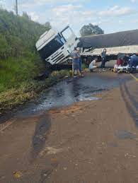 Acidente envolvendo carreta emplacada no Paraguai é registrado na RSC 163 em Tenente Portela