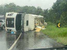 Caminhão tomba na BR-386 em Frederico Westphalen