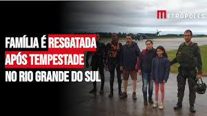 Família é resgatada após ficar ilhada em Redentora