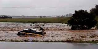 Barragem se rompe, arrasta veículos e bloqueia BR 116, em Camaquã
