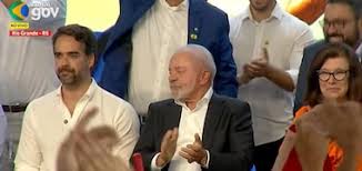 Governador do Rio Grande do Sul é vaiado em solenidade com Lula: “Este é o amor que venceu o medo? Não, né”